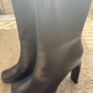 Fashion Nova Black Heeled Boots Sleek Design